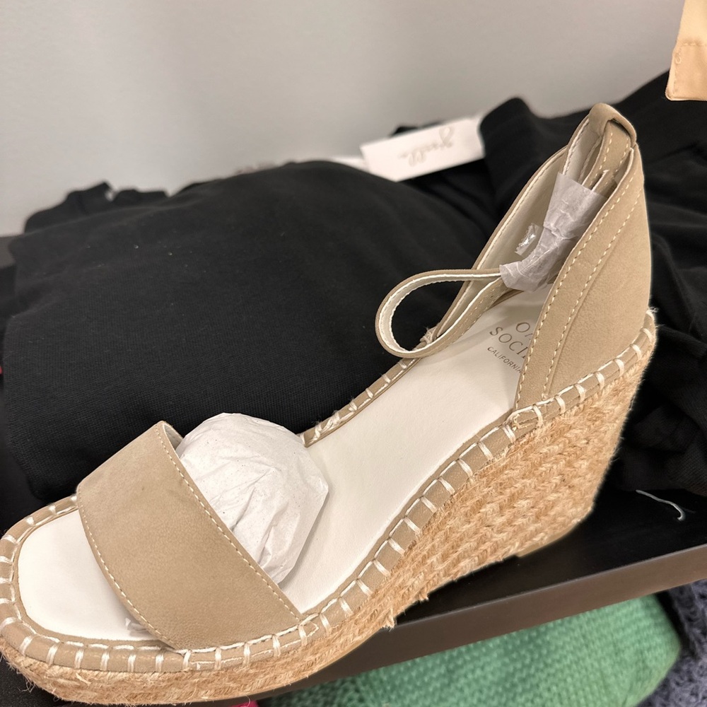 818 Nelly Wedge